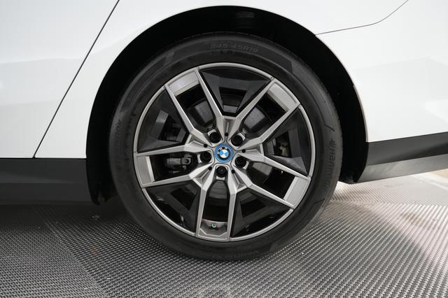2025 BMW i5 — photo 7 of 23