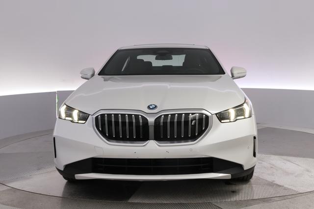 2025 BMW i5 — photo 9 of 23