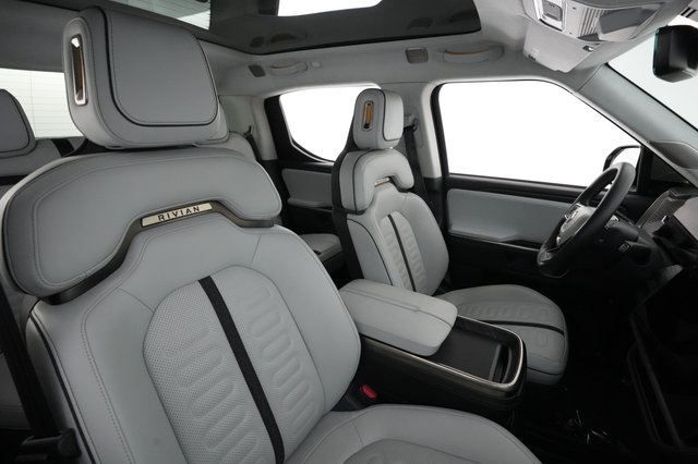 2023 Rivian R1T — photo 18 of 25
