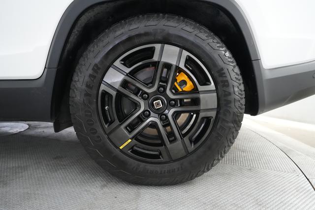 2023 Rivian R1T — photo 7 of 25