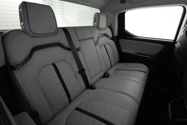 2023 Rivian R1T — photo 4 of 25