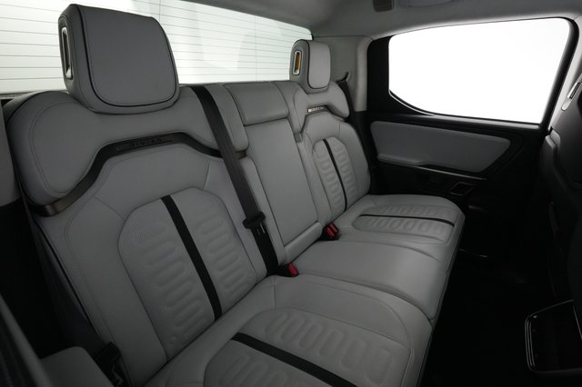 2023 Rivian R1T — photo 4 of 25
