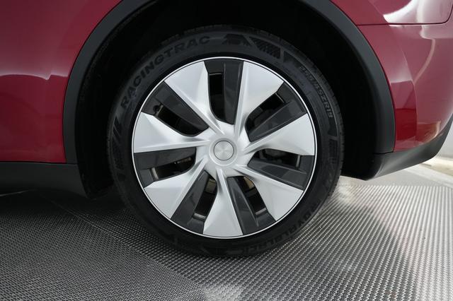 2023 Tesla Model Y — photo 7 of 26