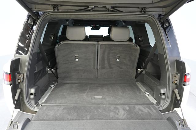 2025 Rivian R1S — photo 6 of 26