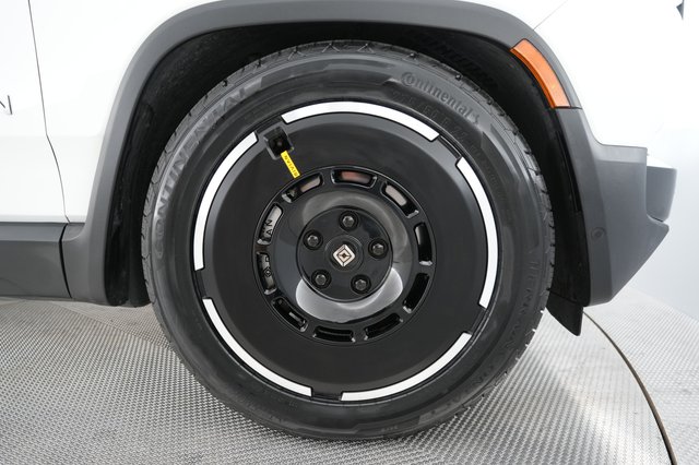 2025 Rivian R1S — photo 16 of 26