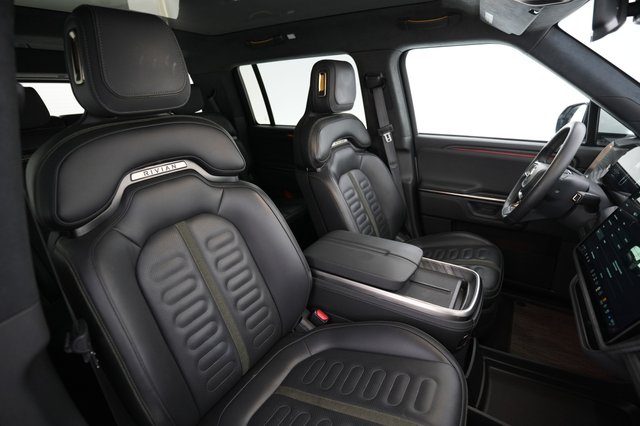 2025 Rivian R1S — photo 18 of 26