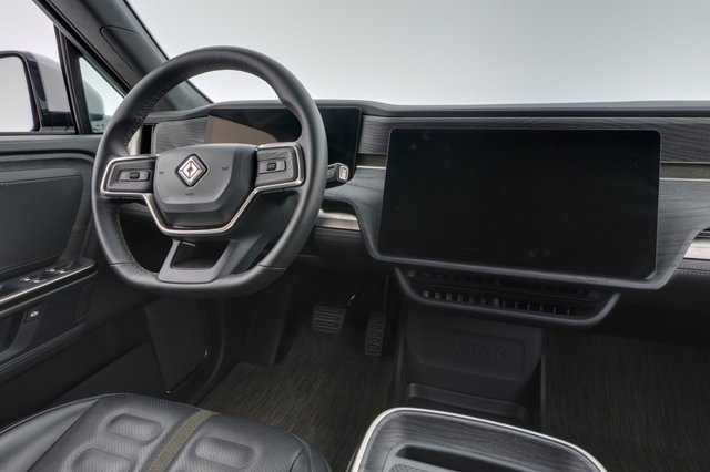 2025 Rivian R1S — photo 22 of 26