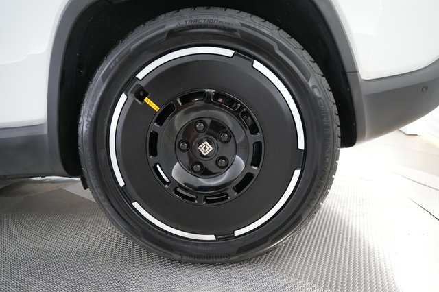2025 Rivian R1S — photo 15 of 26