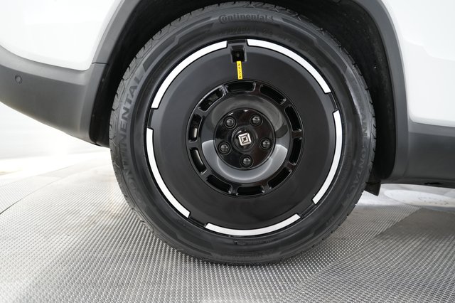 2025 Rivian R1S — photo 17 of 26