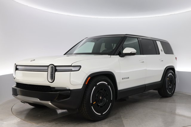 2025 Rivian R1S — VIN 7PDSGBBAXSN045483