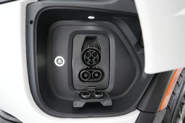 2025 Rivian R1S — photo 8 of 26