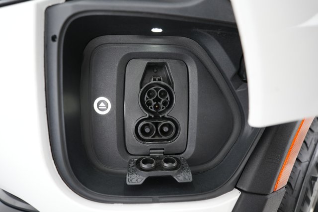 2025 Rivian R1S — photo 8 of 26