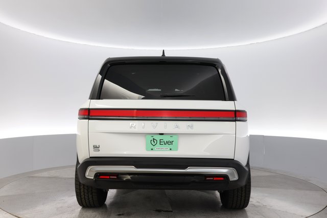 2025 Rivian R1S — photo 12 of 26