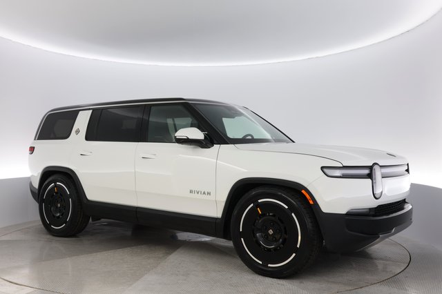 2025 Rivian R1S — photo 11 of 26