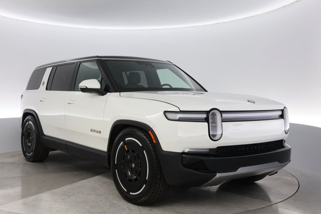 2025 Rivian R1S — photo 10 of 26