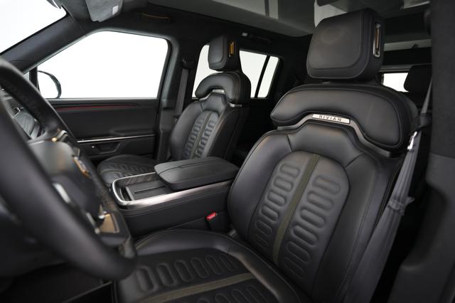 2025 Rivian R1S — photo 3 of 26