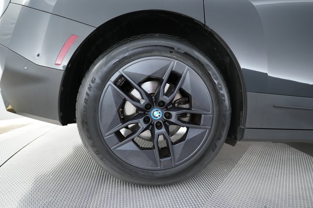 2024 BMW iX — photo 17 of 23