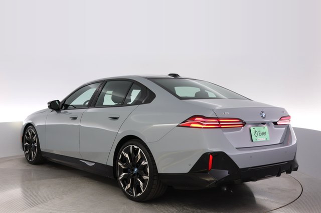 2024 BMW i5 — photo 13 of 23