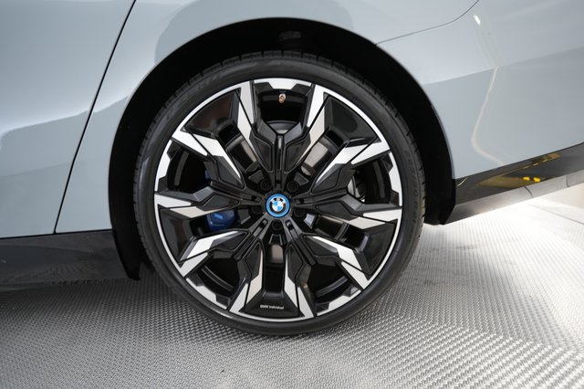 2024 BMW i5 — photo 15 of 23