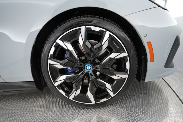 2024 BMW i5 — photo 16 of 23
