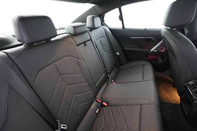 2024 BMW i5 — photo 18 of 23