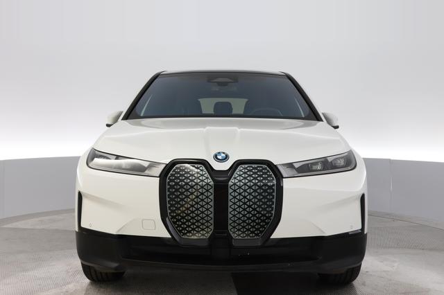 2025 BMW iX — photo 9 of 23