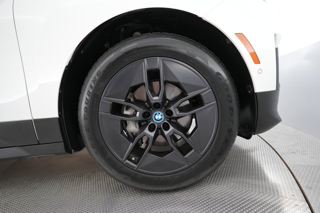 2025 BMW iX — photo 17 of 23