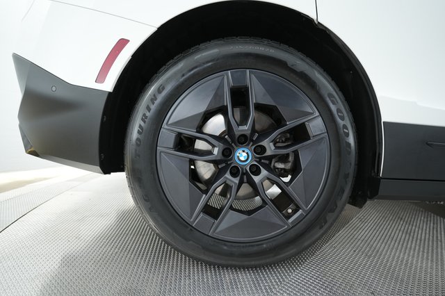 2025 BMW iX — photo 16 of 23