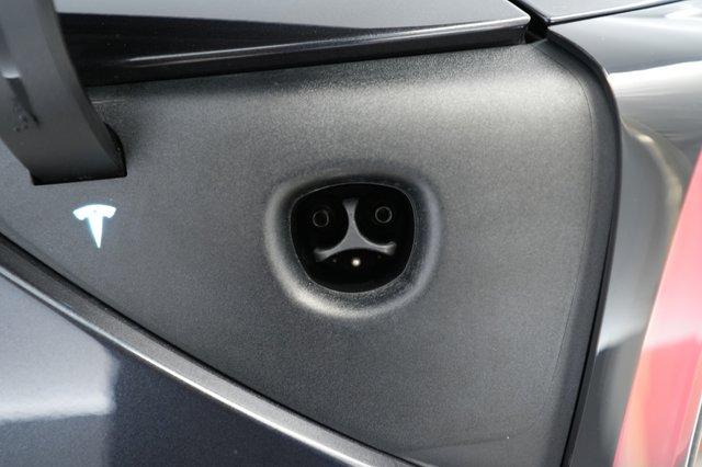 2025 Tesla Model 3 — photo 8 of 24