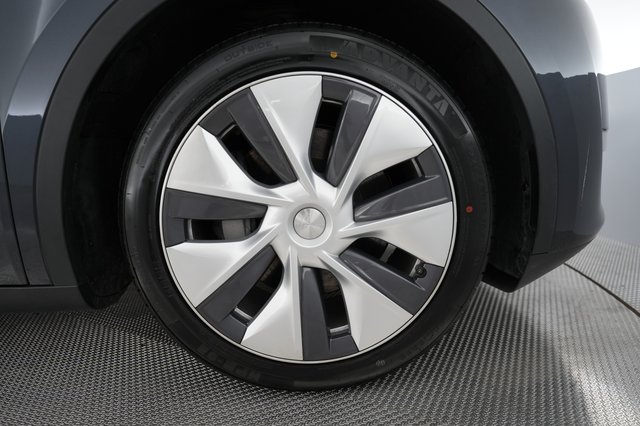 2024 Tesla Model Y — photo 16 of 24