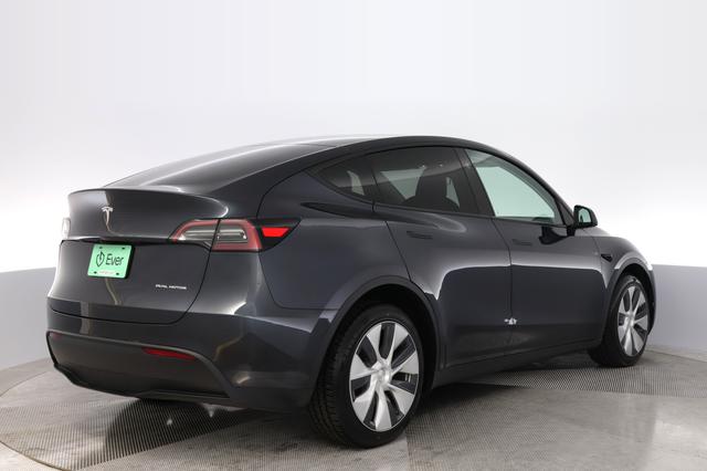 2024 Tesla Model Y — photo 2 of 24