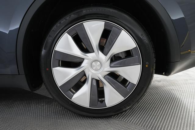 2024 Tesla Model Y — photo 7 of 24