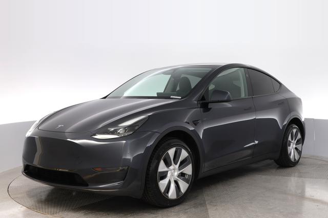 2024 Tesla Model Y — VIN 7SAYGDEE6RA235205