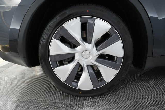 2024 Tesla Model Y — photo 17 of 24