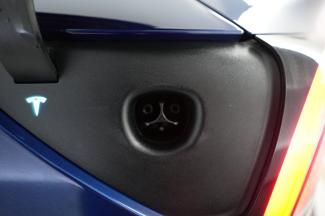 2018 Tesla Model 3 — photo 8 of 24