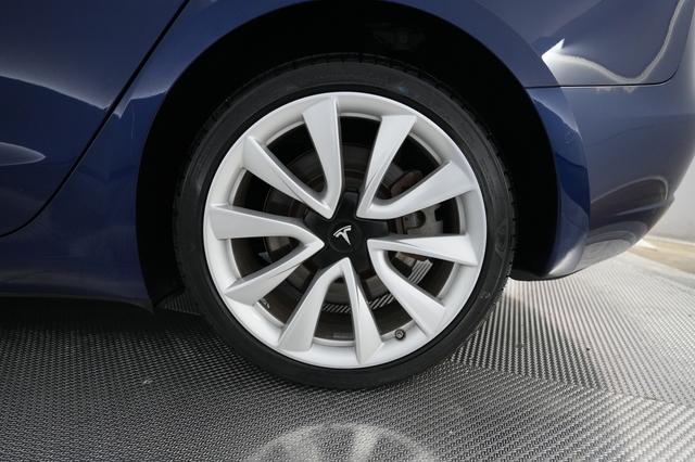 2018 Tesla Model 3 — photo 7 of 24