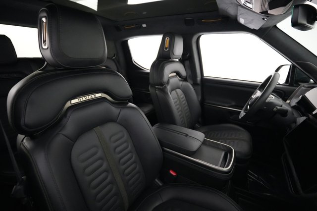 2024 Rivian R1T — photo 18 of 25