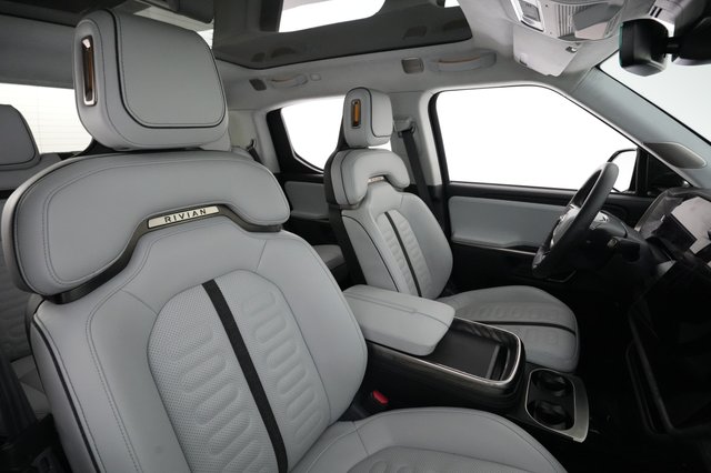 2022 Rivian R1T — photo 18 of 28