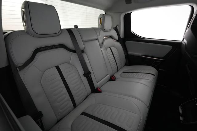 2022 Rivian R1T — photo 4 of 28