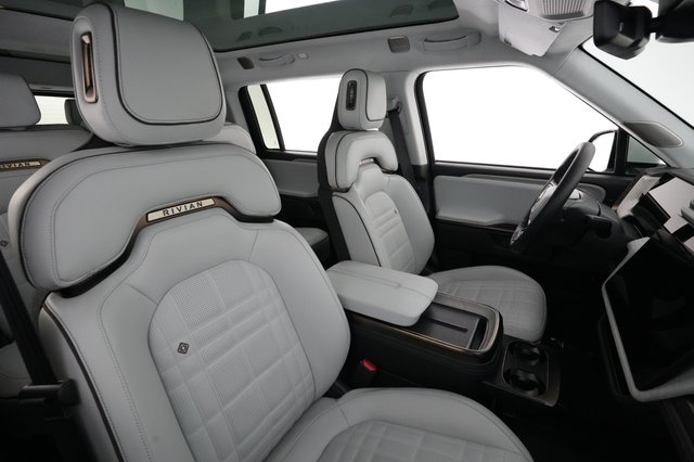 2025 Rivian R1S — photo 18 of 27