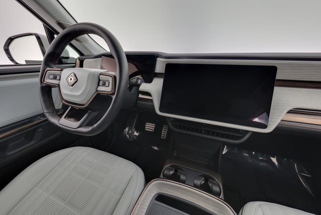 2025 Rivian R1S — photo 22 of 27
