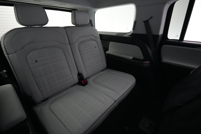 2025 Rivian R1S — photo 21 of 27