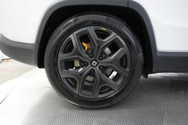 2025 Rivian R1S — photo 16 of 27