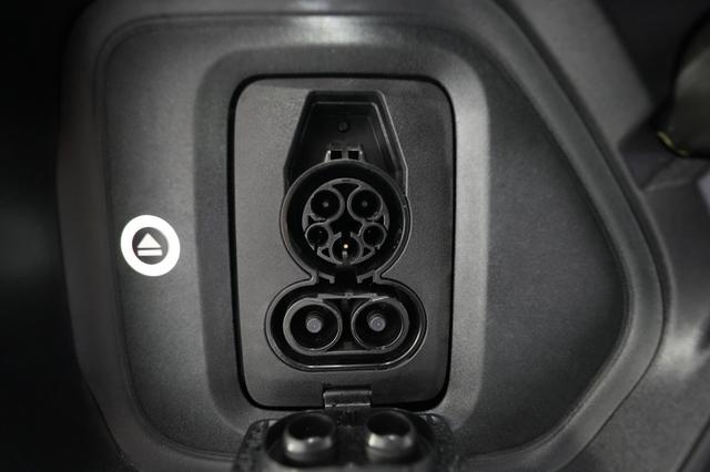 2025 Rivian R1S — photo 8 of 27