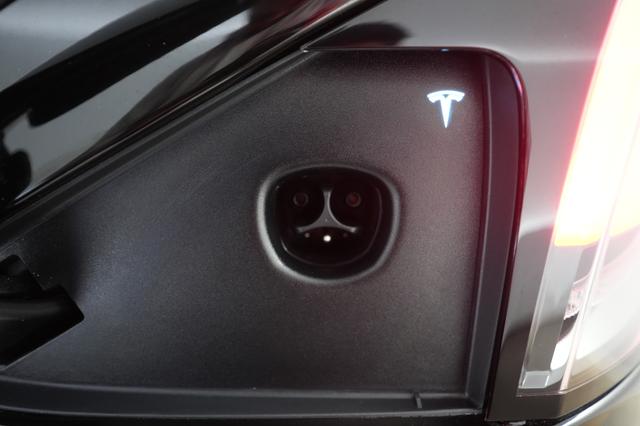 2024 Tesla Model X — photo 8 of 28