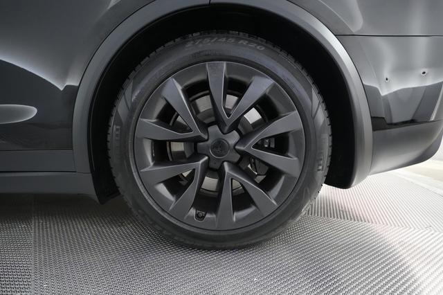 2024 Tesla Model X — photo 7 of 28