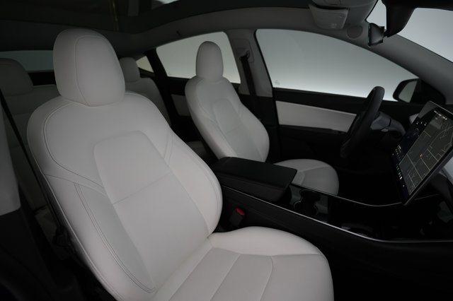 2021 Tesla Model Y — photo 18 of 24