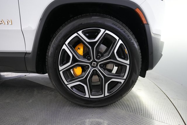 2023 Rivian R1S — photo 16 of 27
