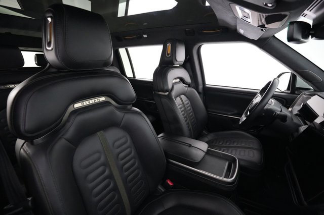 2023 Rivian R1S — photo 18 of 27