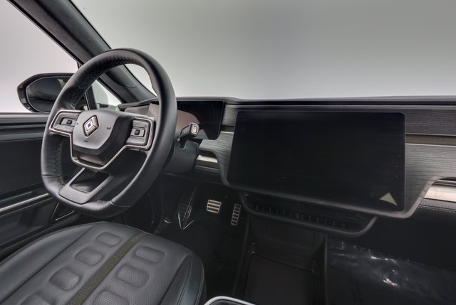 2023 Rivian R1S — photo 22 of 27